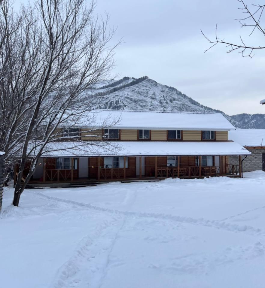 Дом на Алтае с двухуровневыми номерами таун-хаус зимой