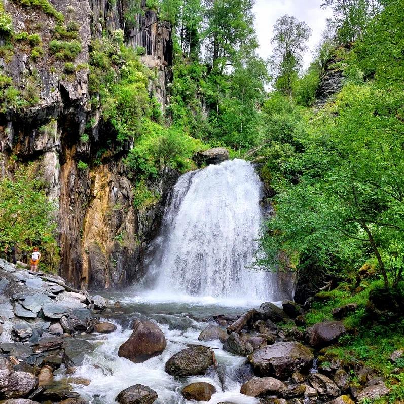 Водопад Корбу на Телецком озере