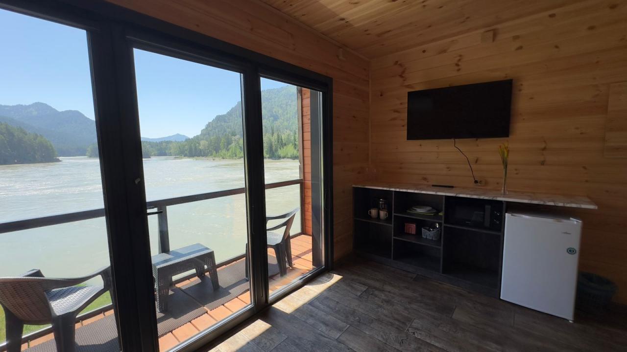 Домик на двоих с панорамными окнами