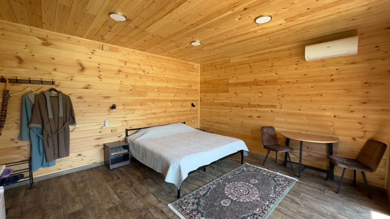 Домик на двоих с панорамными окнами