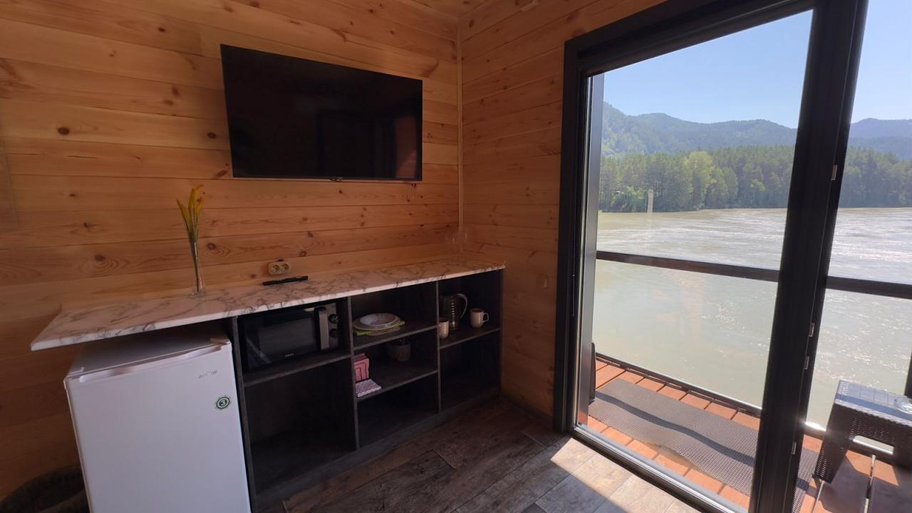 Домик на двоих с панорамными окнами