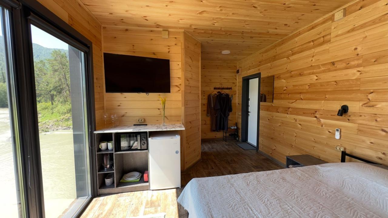 Домик на двоих с панорамными окнами