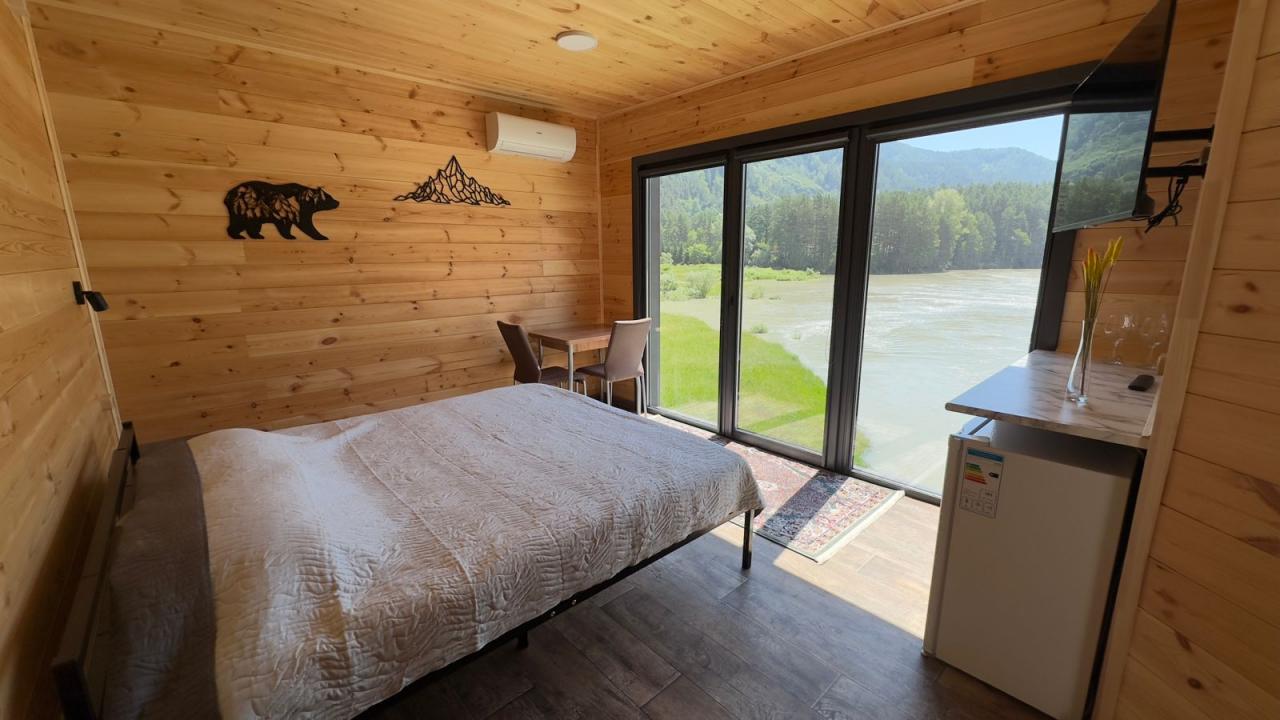 Домик на двоих с панорамными окнами