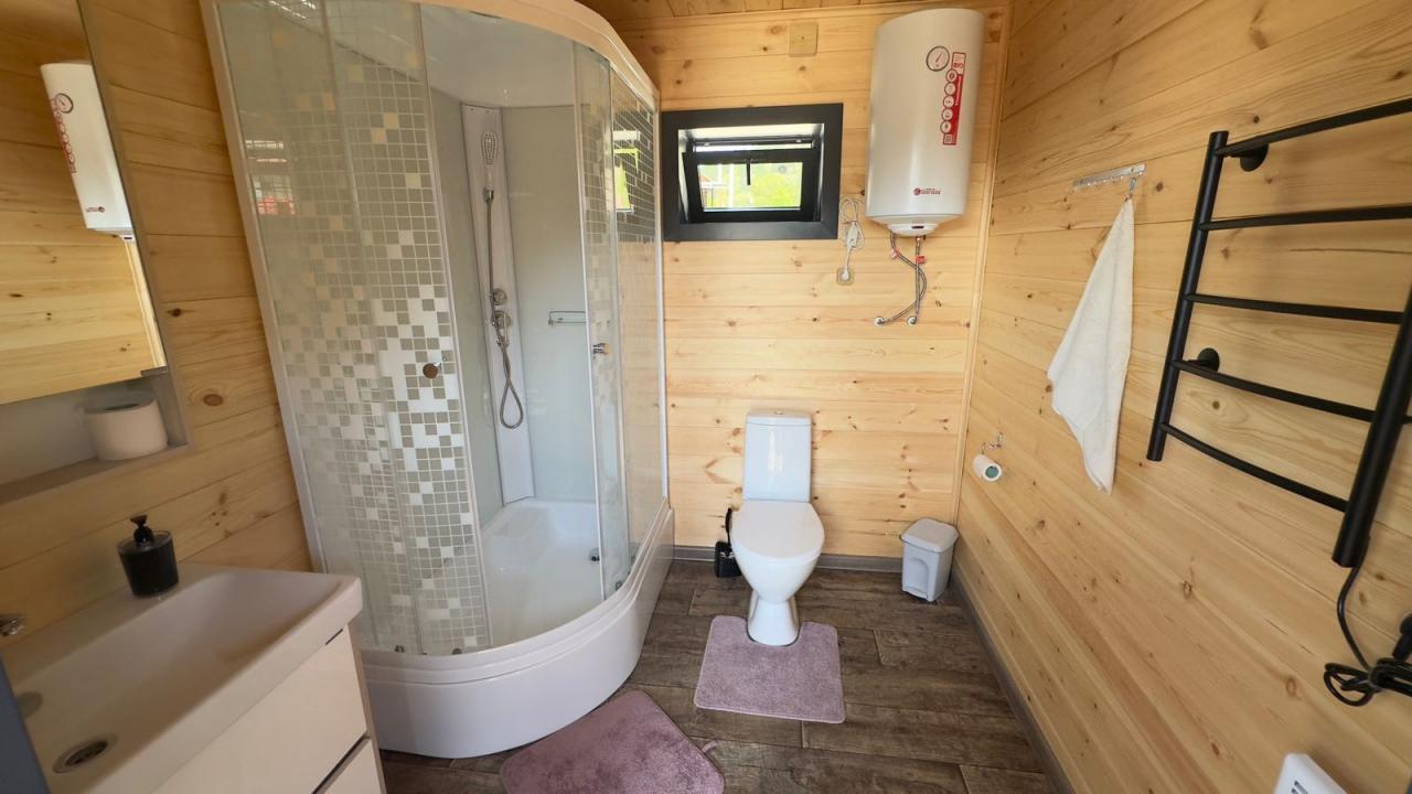 Домик на двоих с панорамными окнами