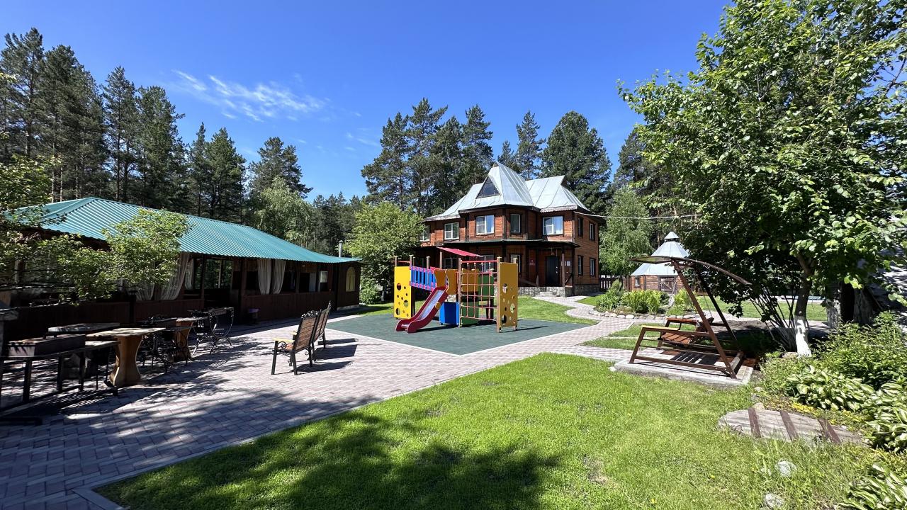 Территория усадьбы "Солнечный берег" на Алтае