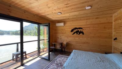 Домик на двоих с панорамными окнами