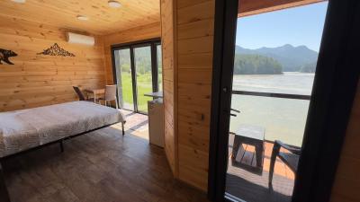 Домик на двоих с панорамными окнами