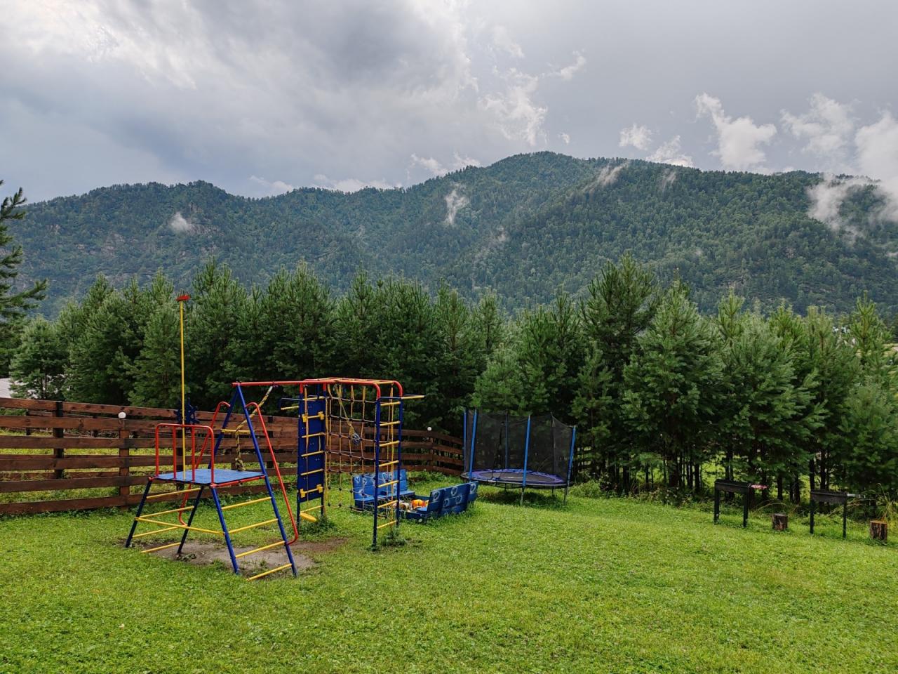 Детская площадка и батут