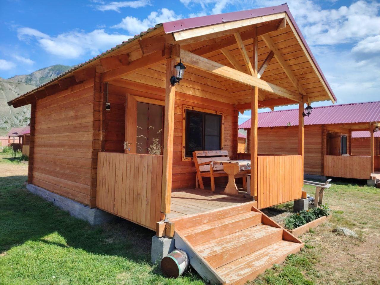 База отдыха "Четыре богатыря" на Алтае у реки Катунь