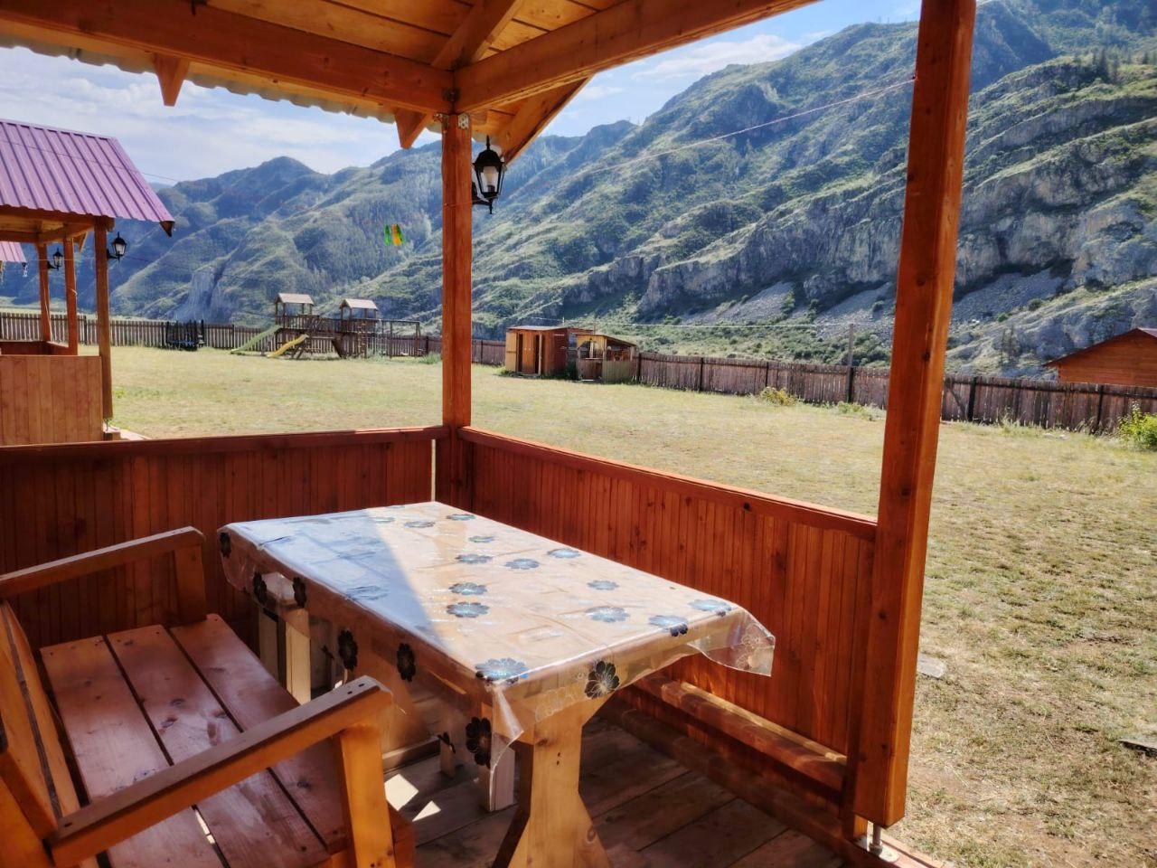 База отдыха "Четыре богатыря" на Алтае у реки Катунь