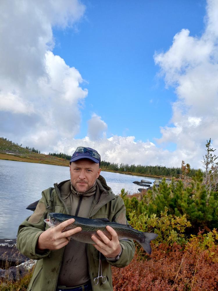 Рыбалка на форель на озере в Горном Алтае