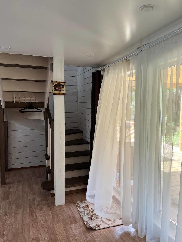 Домик на скале