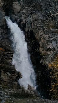 Ретрит в горах Алтая у водопада