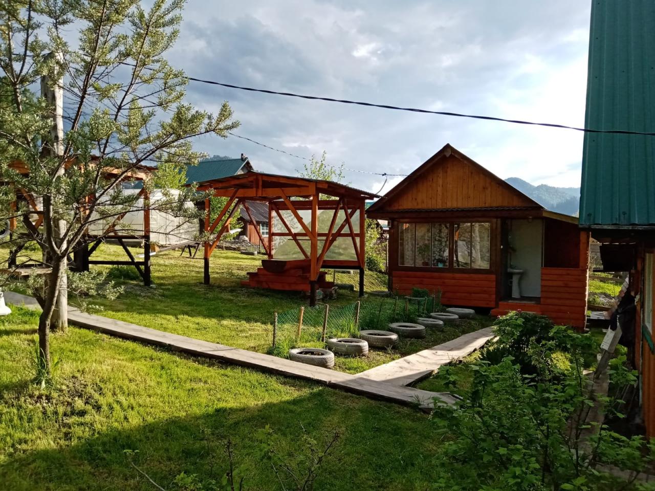 Усадьба "Березка" на берегу Телецкого озера на Алтае