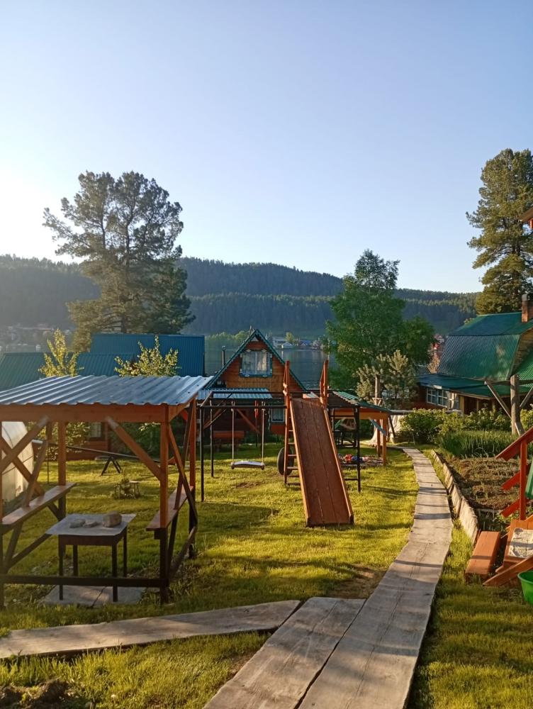 Усадьба "Березка" на берегу Телецкого озера на Алтае