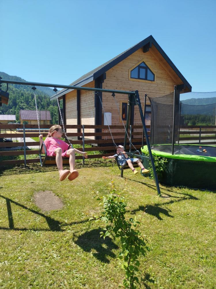 Отдых с детьми на Алтае качели батут