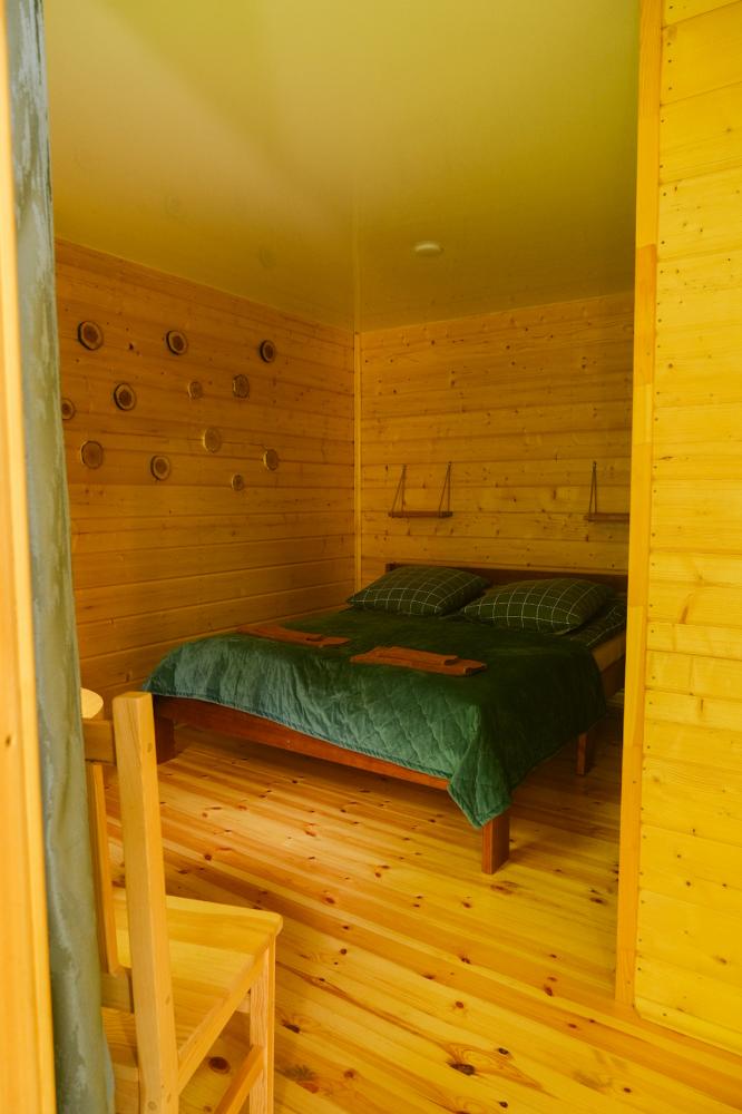 Дом у реки двуспальная кровать