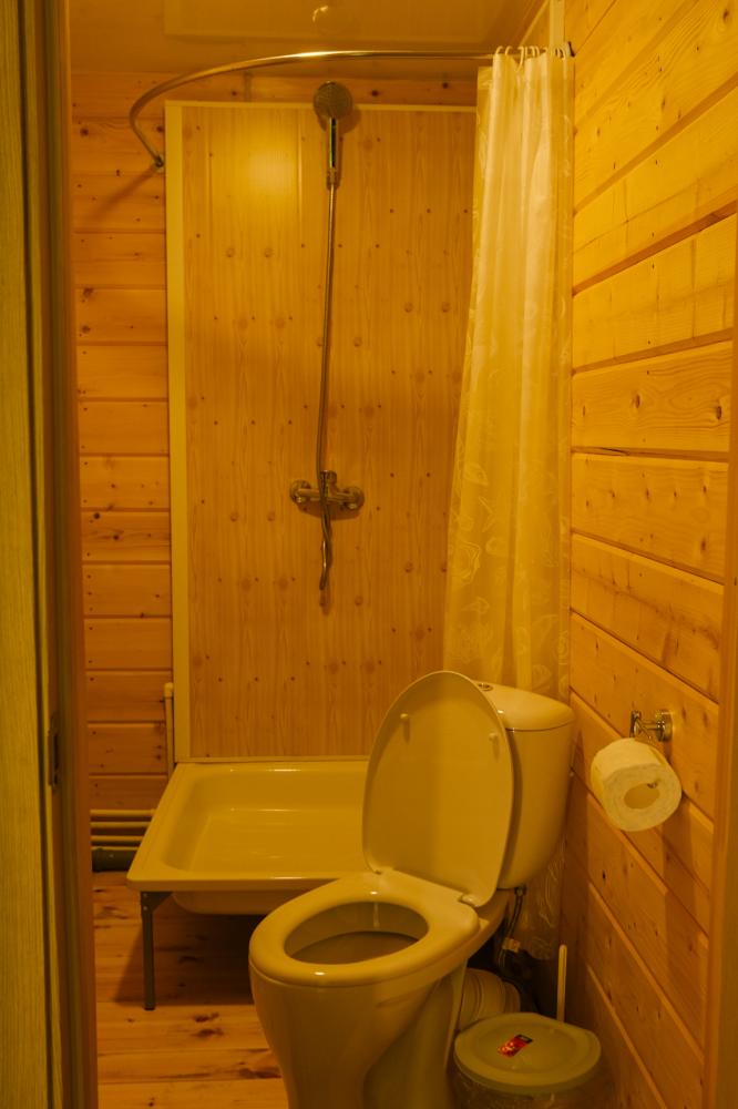 Дом у реки санузел с душем