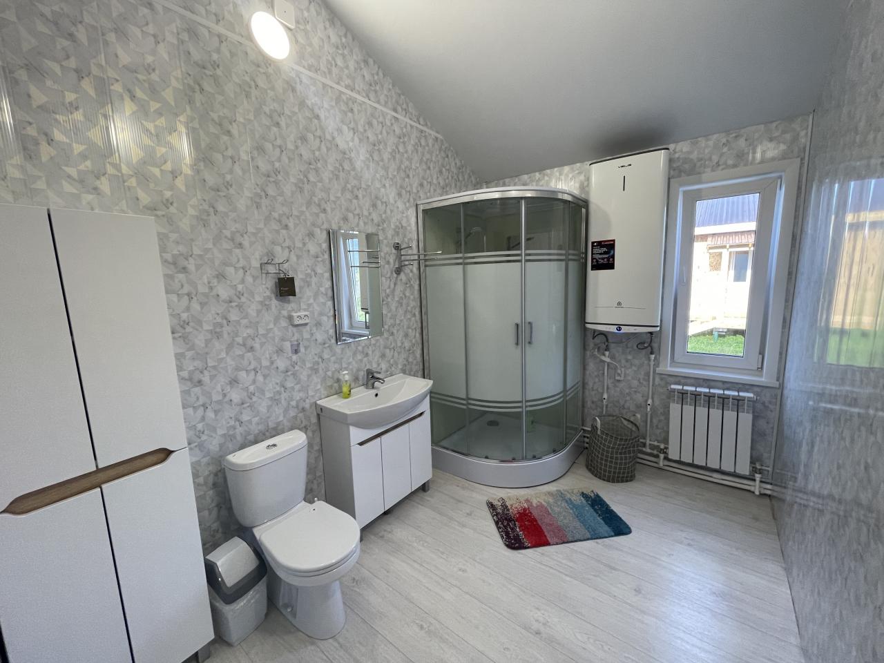 База отдыха Уймон-Парк в Усть-Коксе. Дом Барн-Хаус на 9 человек. Сан-узел.