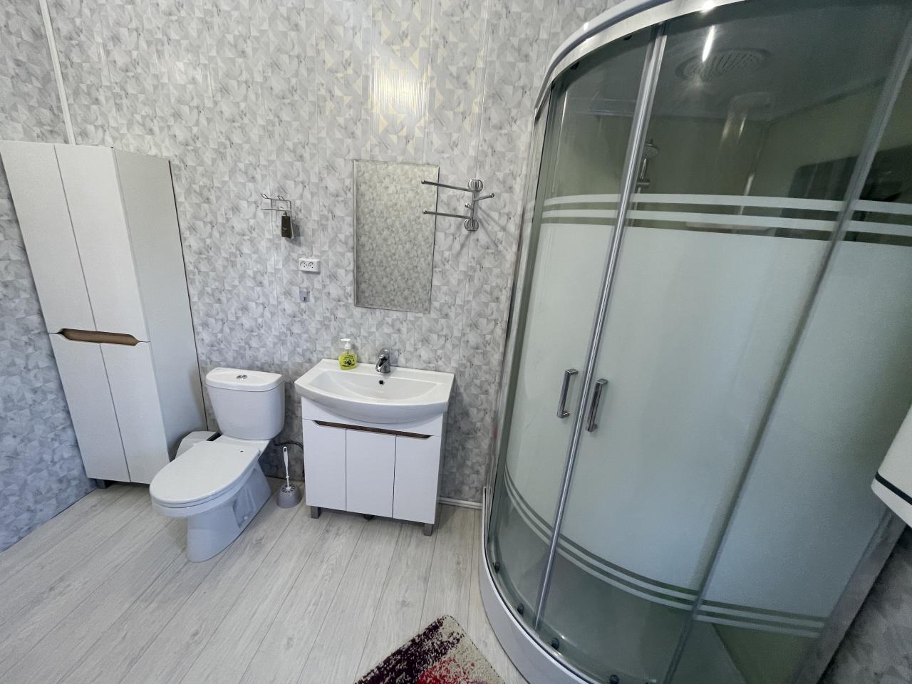 База отдыха Уймон-Парк в Усть-Коксе. Дом Барн-Хаус на 9 человек. Сан-узел.