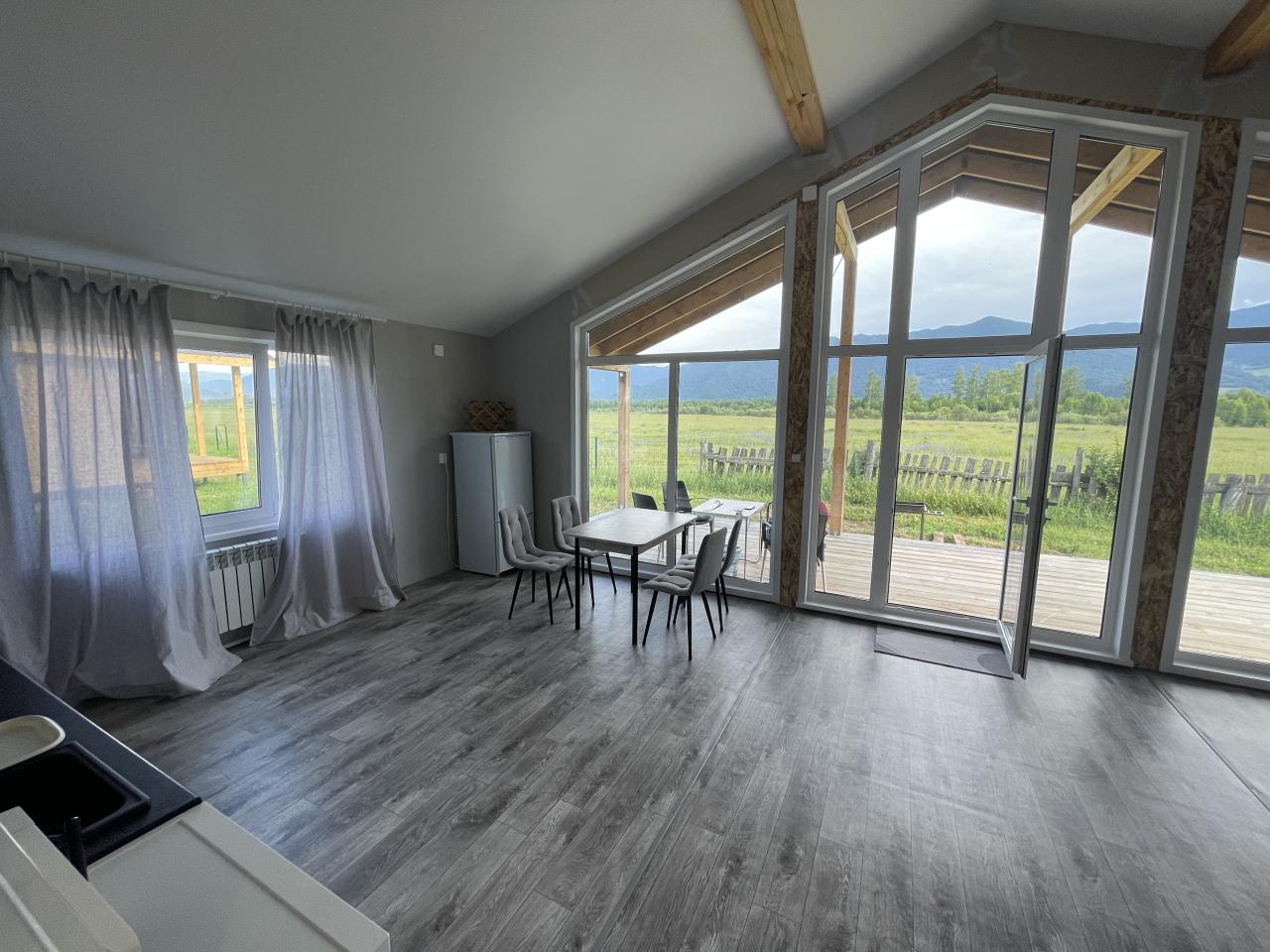 База отдыха Уймон-Парк в Усть-Коксе. Дом Барн-Хаус на 9 человек. Общий зал-кухня-гостиная.