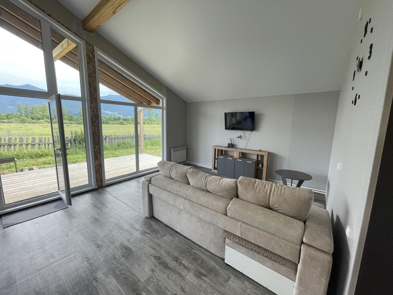 База отдыха Уймон-Парк в Усть-Коксе. Дом Барн-Хаус на 9 человек. Общий зал-кухня-гостиная.