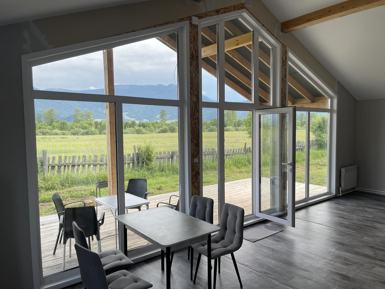 База отдыха Уймон-Парк в Усть-Коксе. Дом Барн-Хаус на 9 человек. Панорамное остекление.