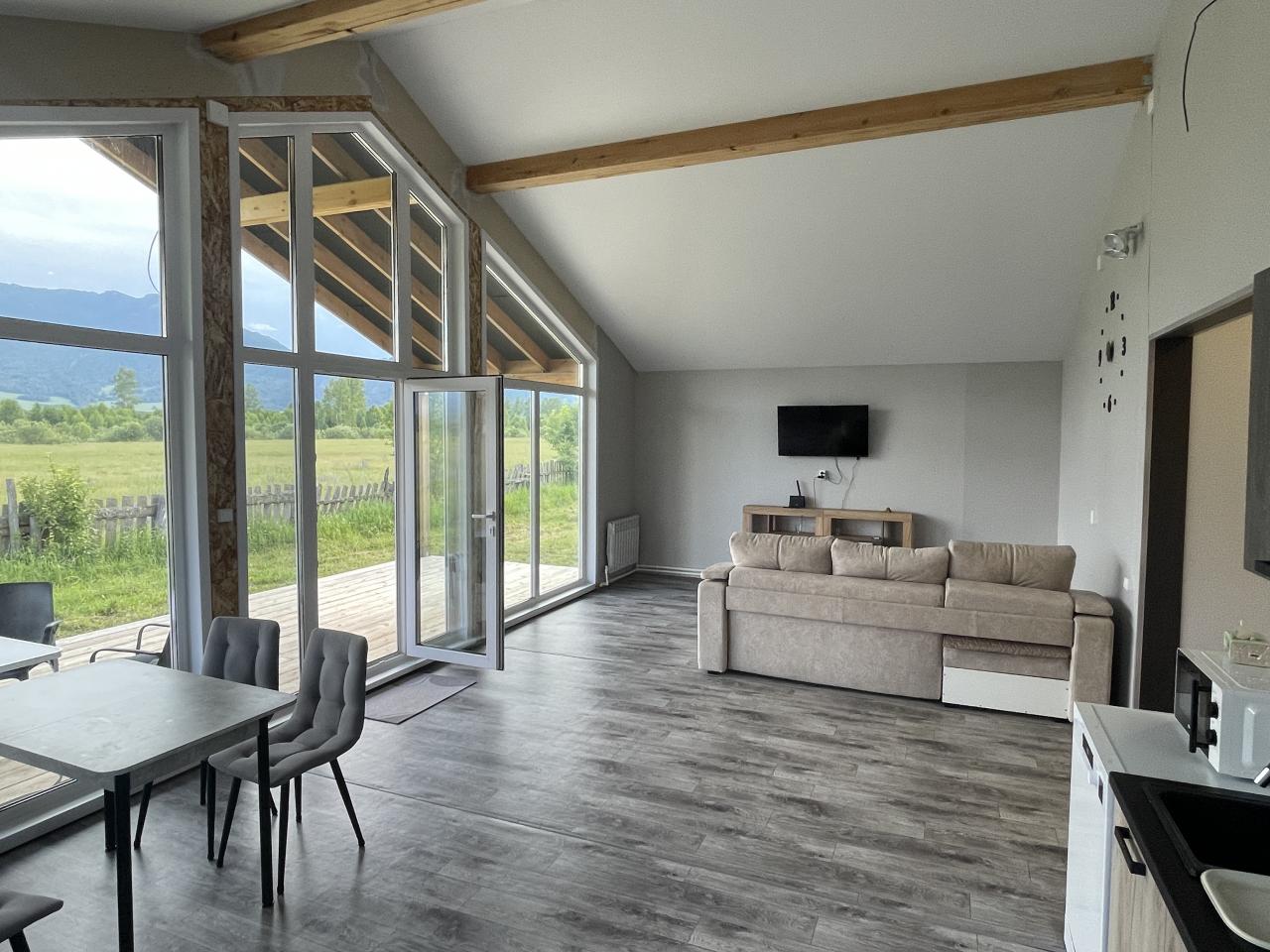 Дом Барн-Хаус на 9 человек. Общий зал-кухня-гостиная.