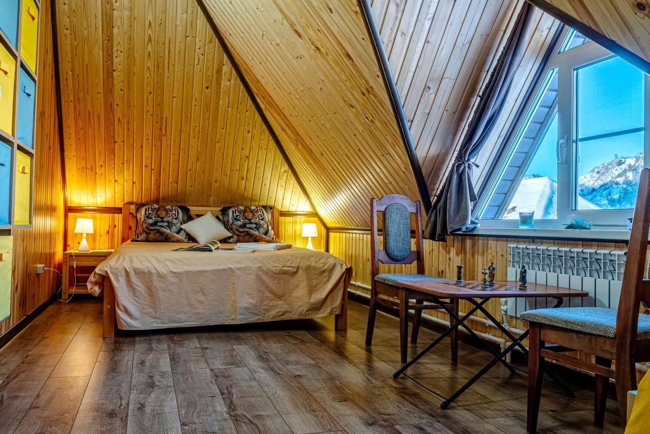 Дом №2 Комната 1 с двуспальной и односпальной кроватями