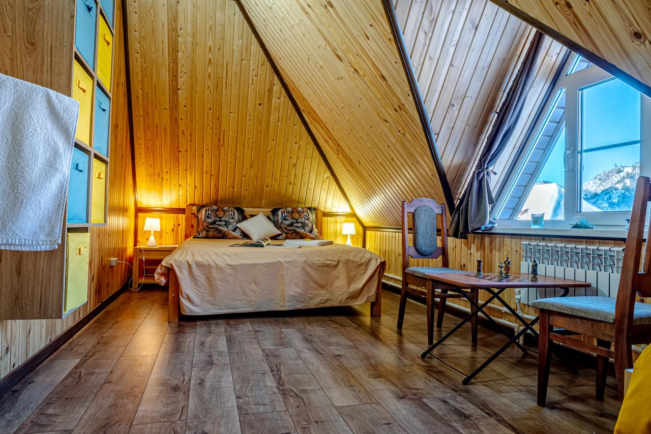 Комната 1 (двуспальная + односпальная кровати)