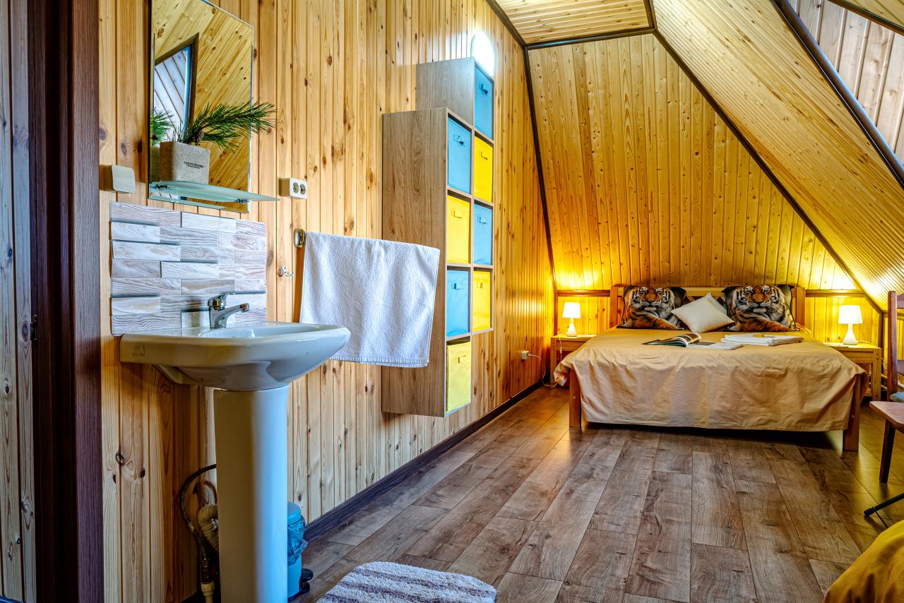 Дом №2 Комната 1 с двуспальной и односпальной кроватями