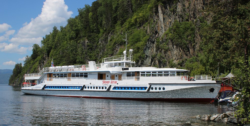 «Пионер Алтая» около водопада Корбу