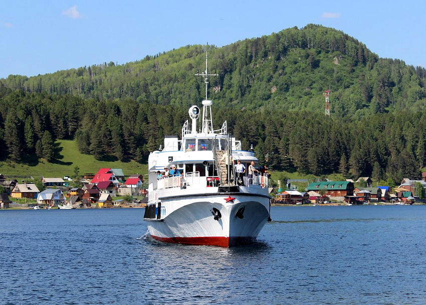 Теплоход «Пионер Алтая»