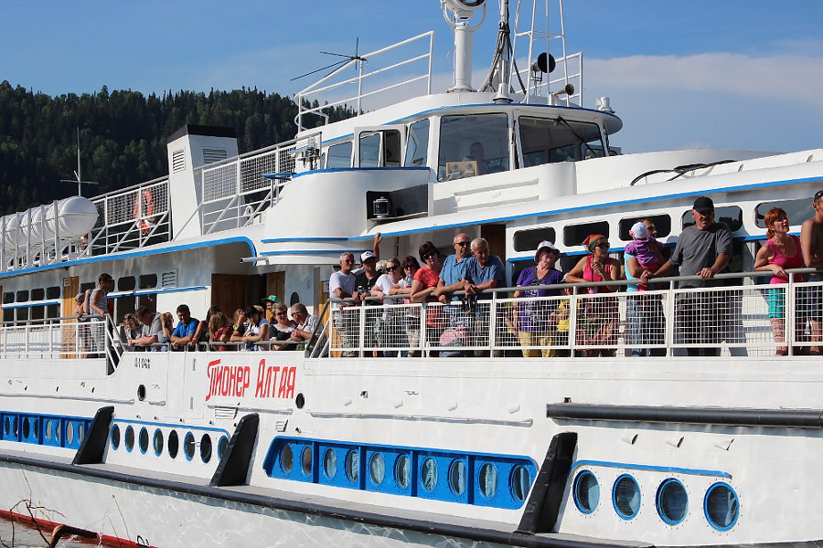 Теплоход «Пионер Алтая»