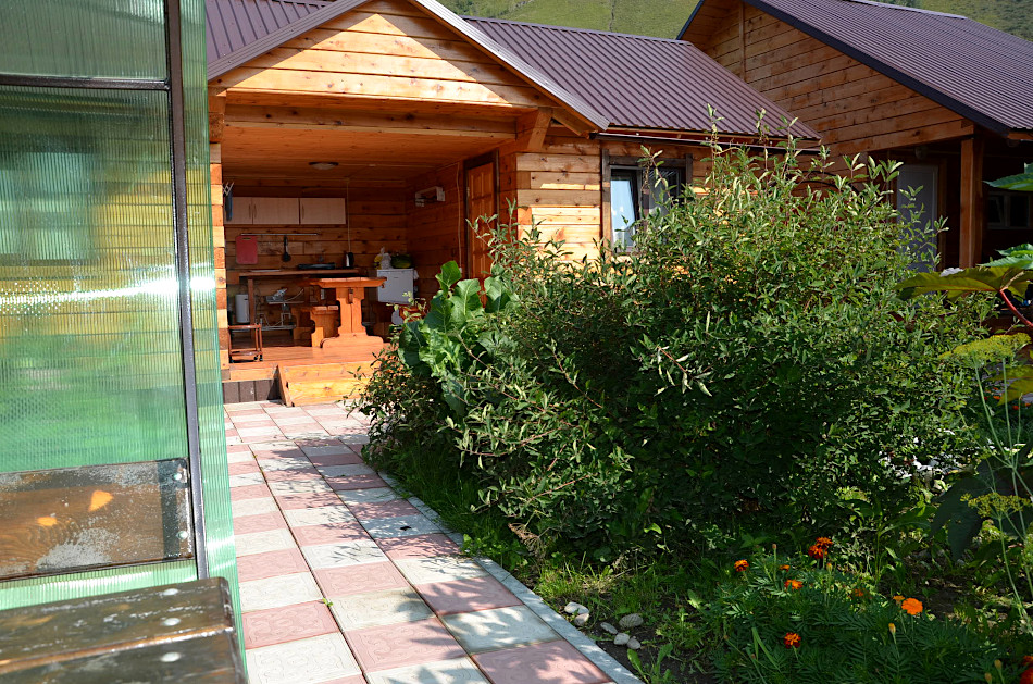 Кухонная зона в доме на два номера