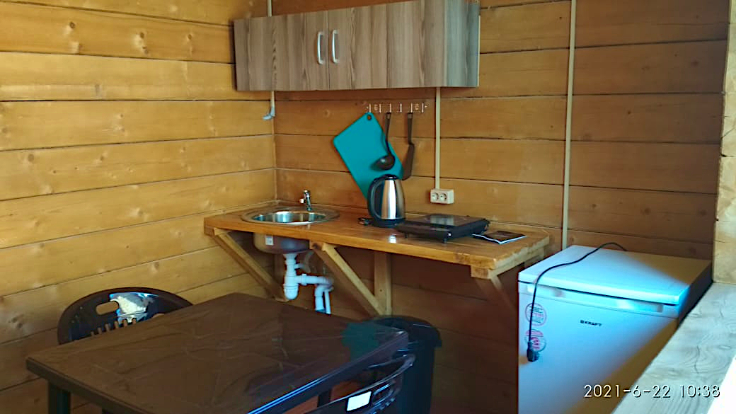 Кухонная зона на веранде домика Комфорт