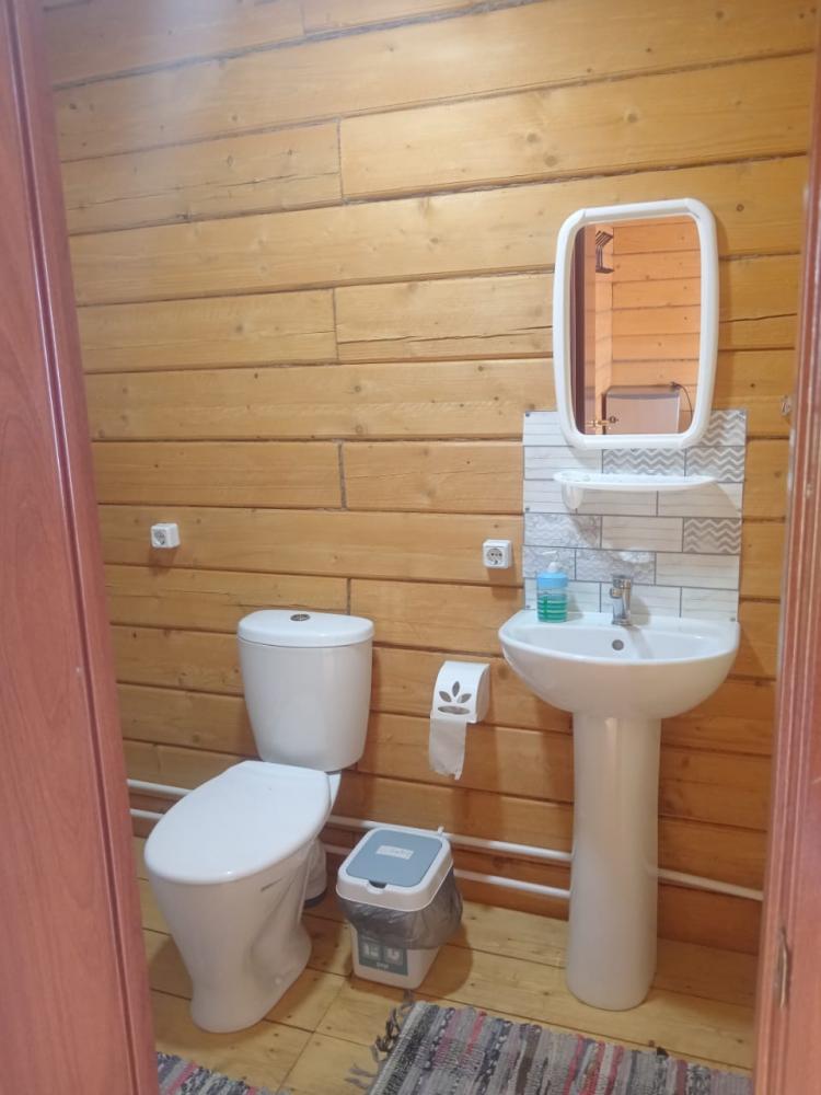 Домик 4-хместный благоустроенный с беседкой