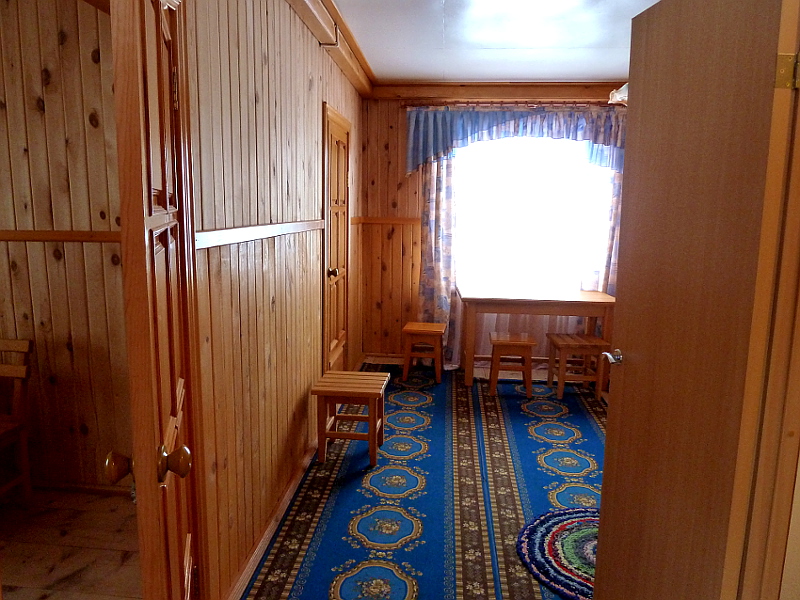 Вход в зал в 6-местном доме
