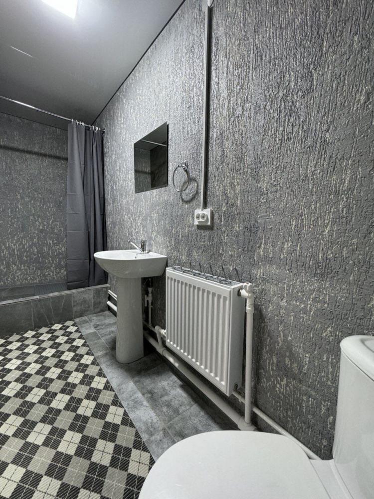 Санузел с душем в 4-местном номере