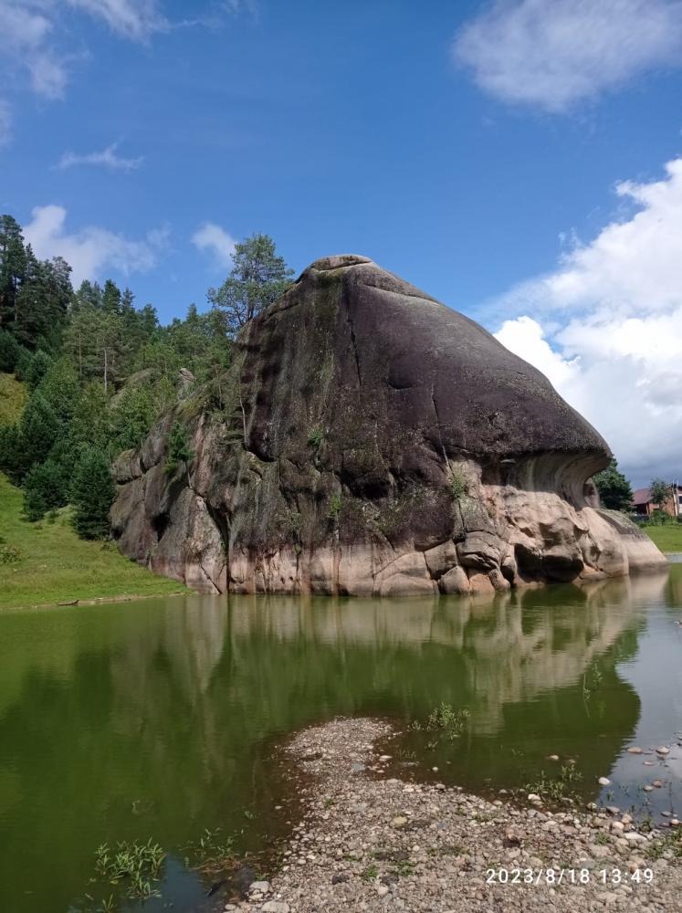 Шаманское озеро и скала Голова кита