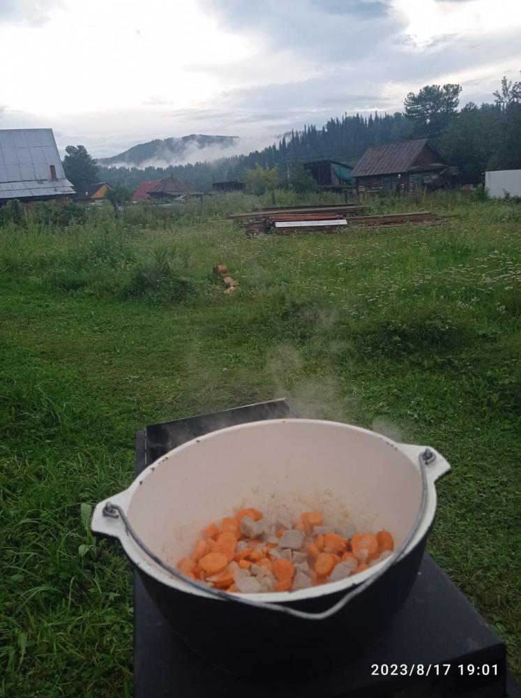 Приготовление еды в казане на мангале