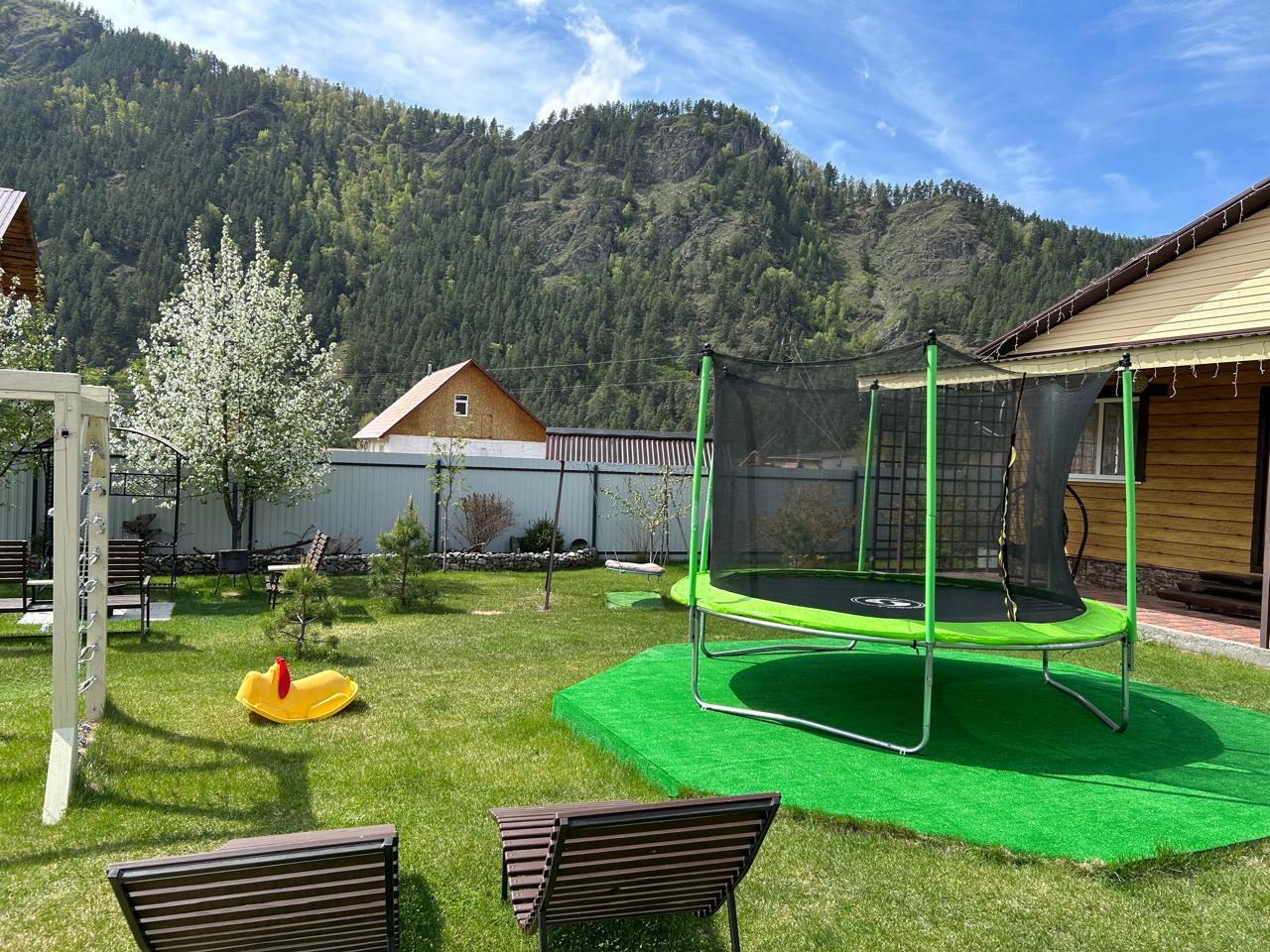 Территория дома в Чемале на 8-10 чел.