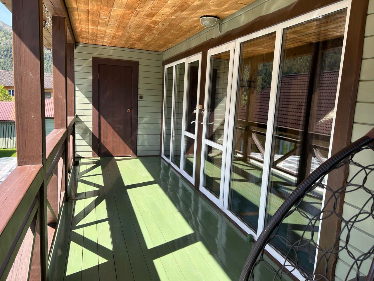 Терраса 2 этажа, санузел и душ в конце террасы