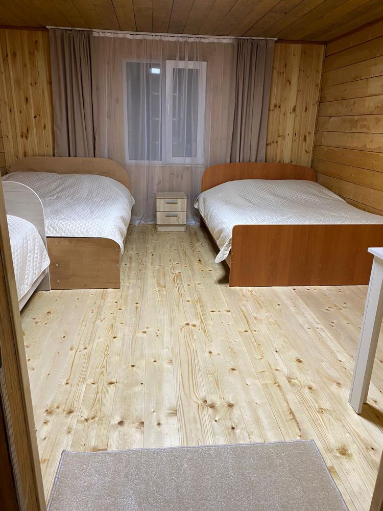 Дом №1 четырехместный благоустроенный (душ, туалет)