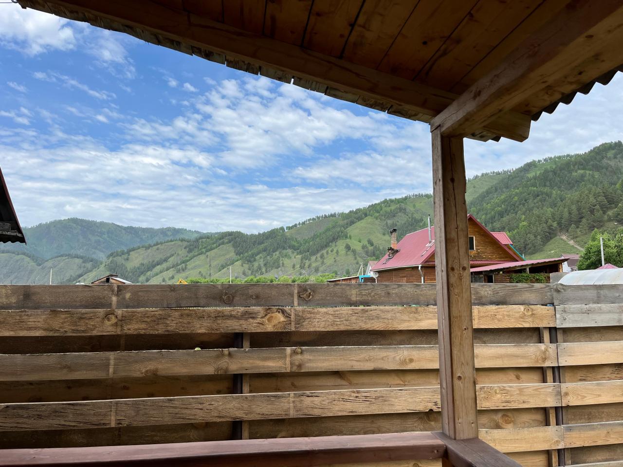 Вид на горы с террасы домика