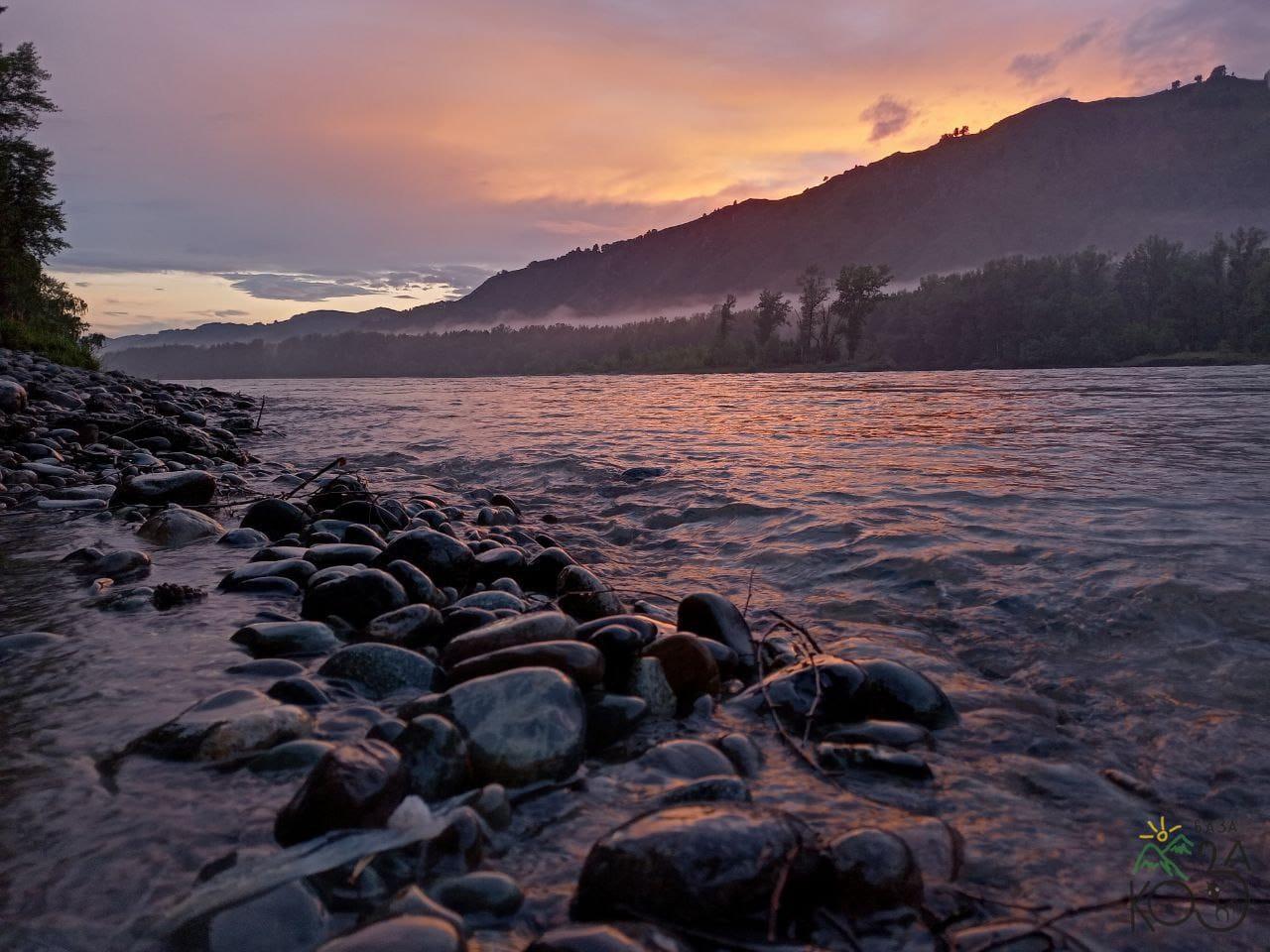 Берег Катуни возле зеленого дома "Коза" в Черемшанке
