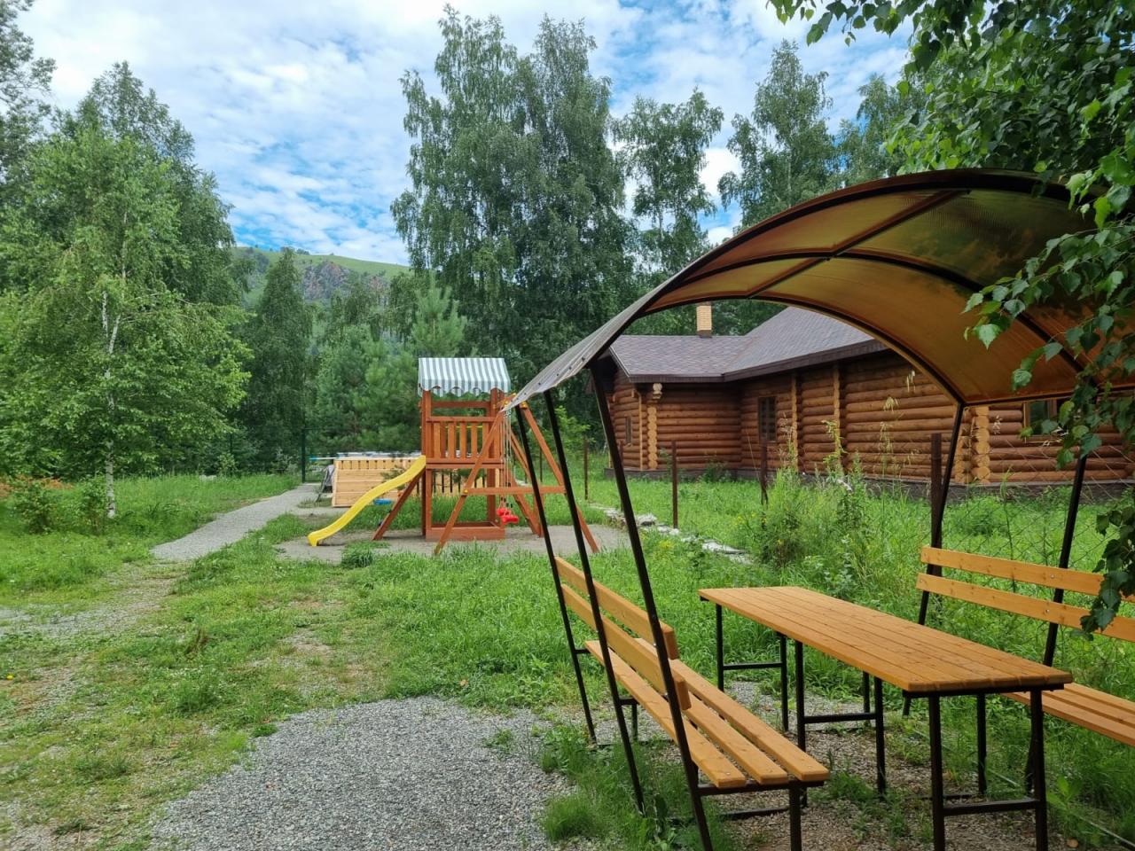 Зеленый дом "Коза" Черемшанка. Горный Алтай отдых с детьми детская площадка и беседка