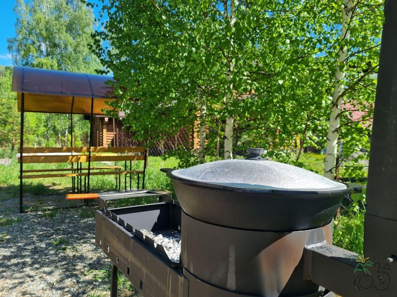 Беседка и мангальная зона на территориии