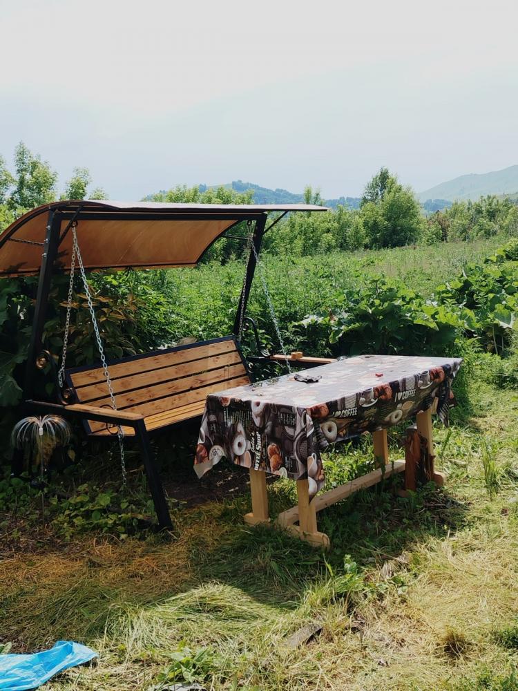 Место для отдыха с качелями