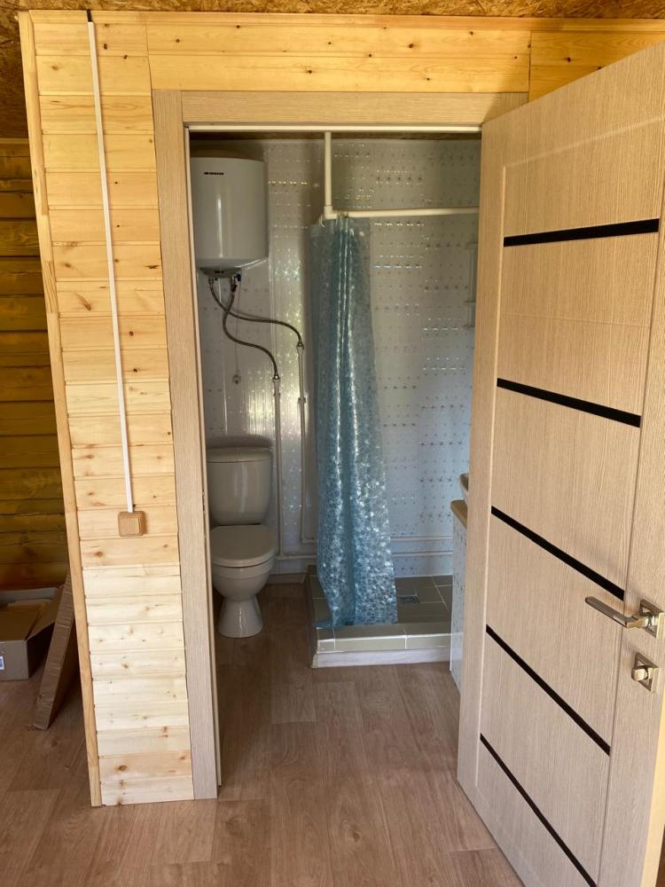 Домик 4-местный благоустроенный в Чибите. Душ, туалет, обогреватель в домике.